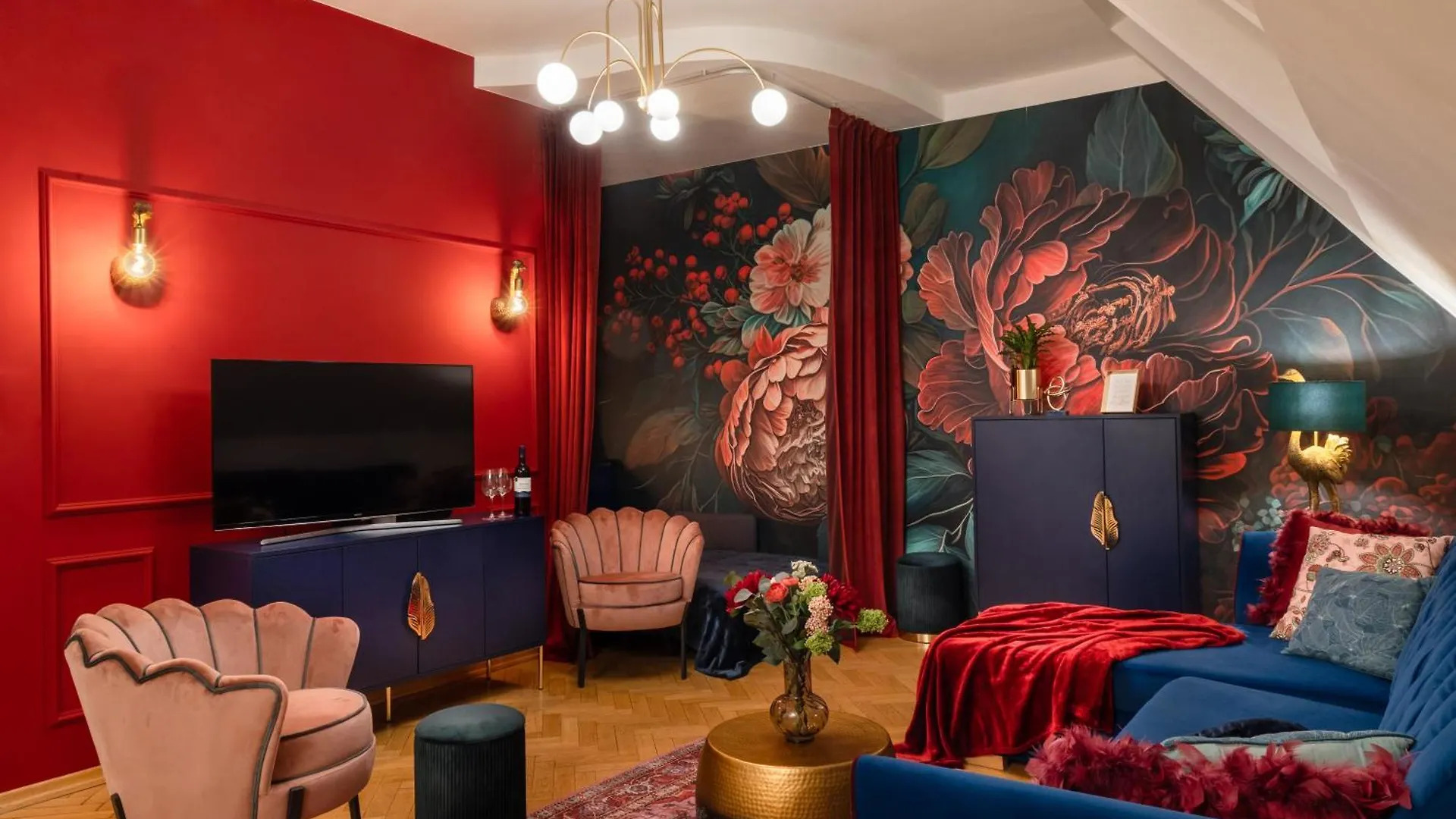 Decadent Art Deco Balcony Apartment In Old Town Praga