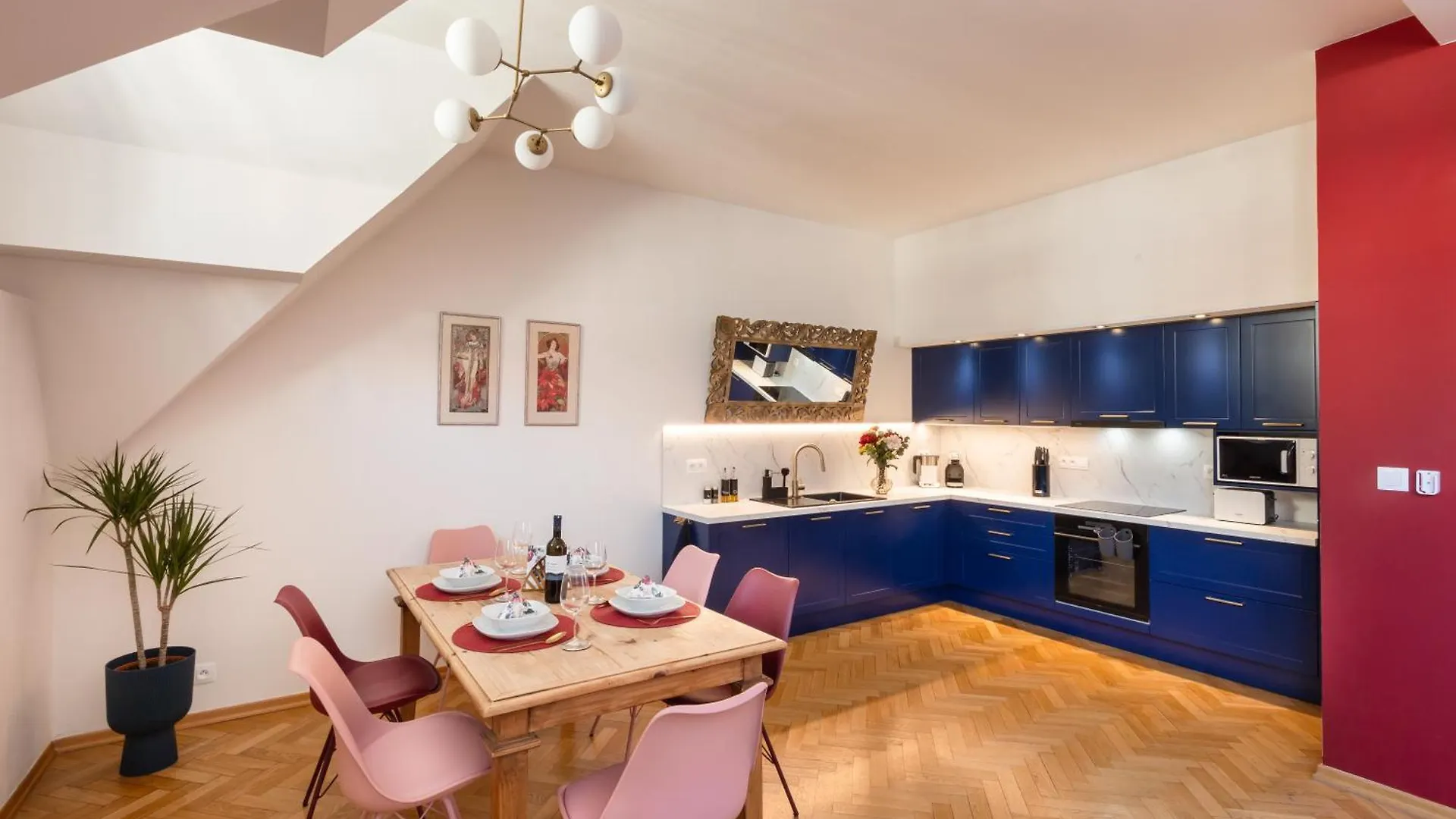 Decadent Art Deco Balcony Apartment In Old Town