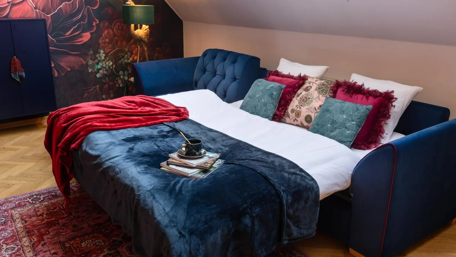 Decadent Art Deco Balcony Apartment In Old Town