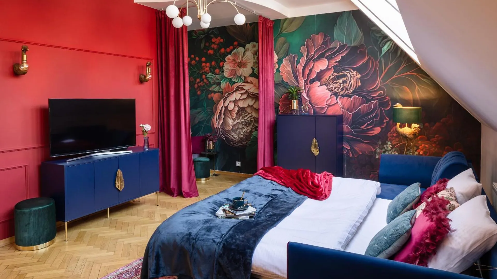 Decadent Art Deco Balcony Apartment In Old Town