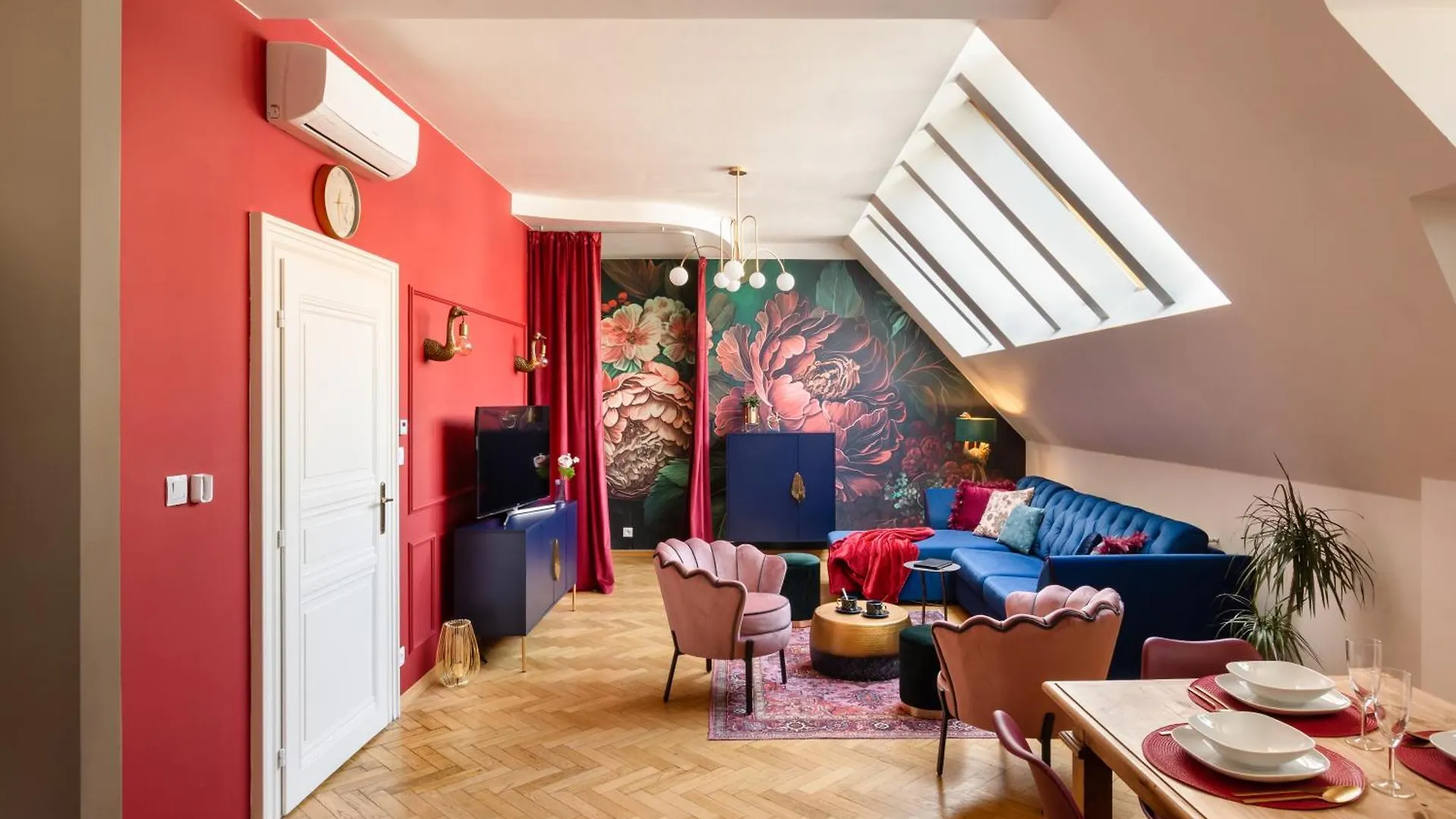 Decadent Art Deco Balcony Apartment In Old Town