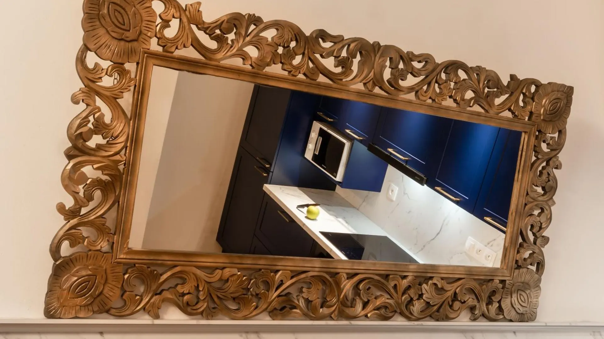 Decadent Art Deco Balcony Apartment In Old Town Praga