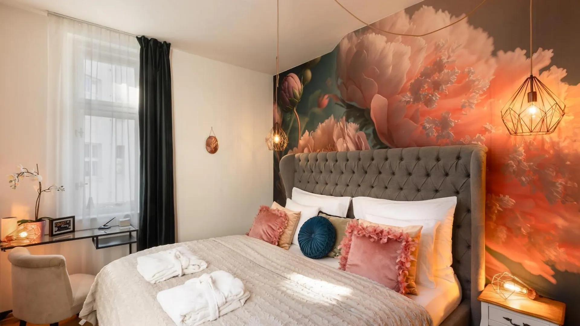 Decadent Art Deco Balcony Apartment In Old Town Praga 0*,  República Checa