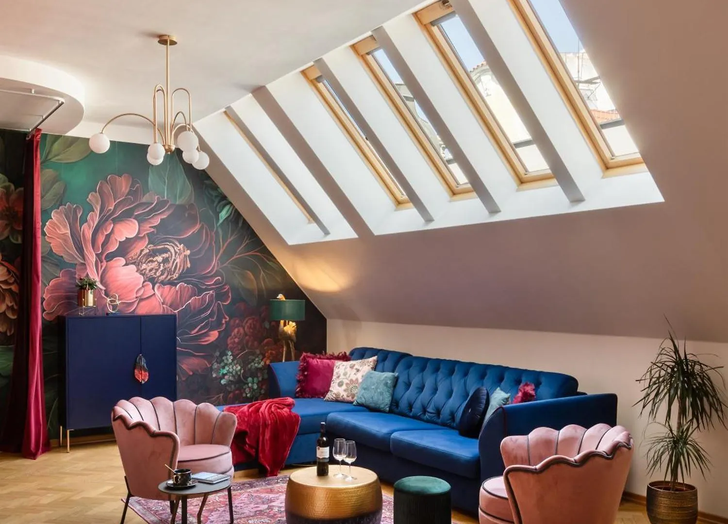 Decadent Art Deco Balcony Apartment In Old Town