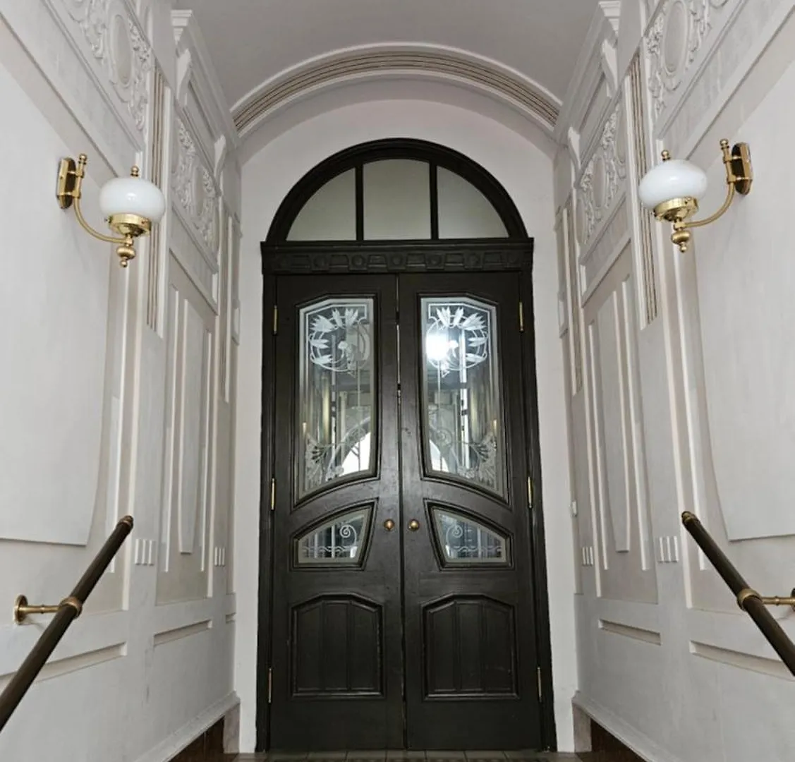 Decadent Art Deco Balcony Apartment In Old Town