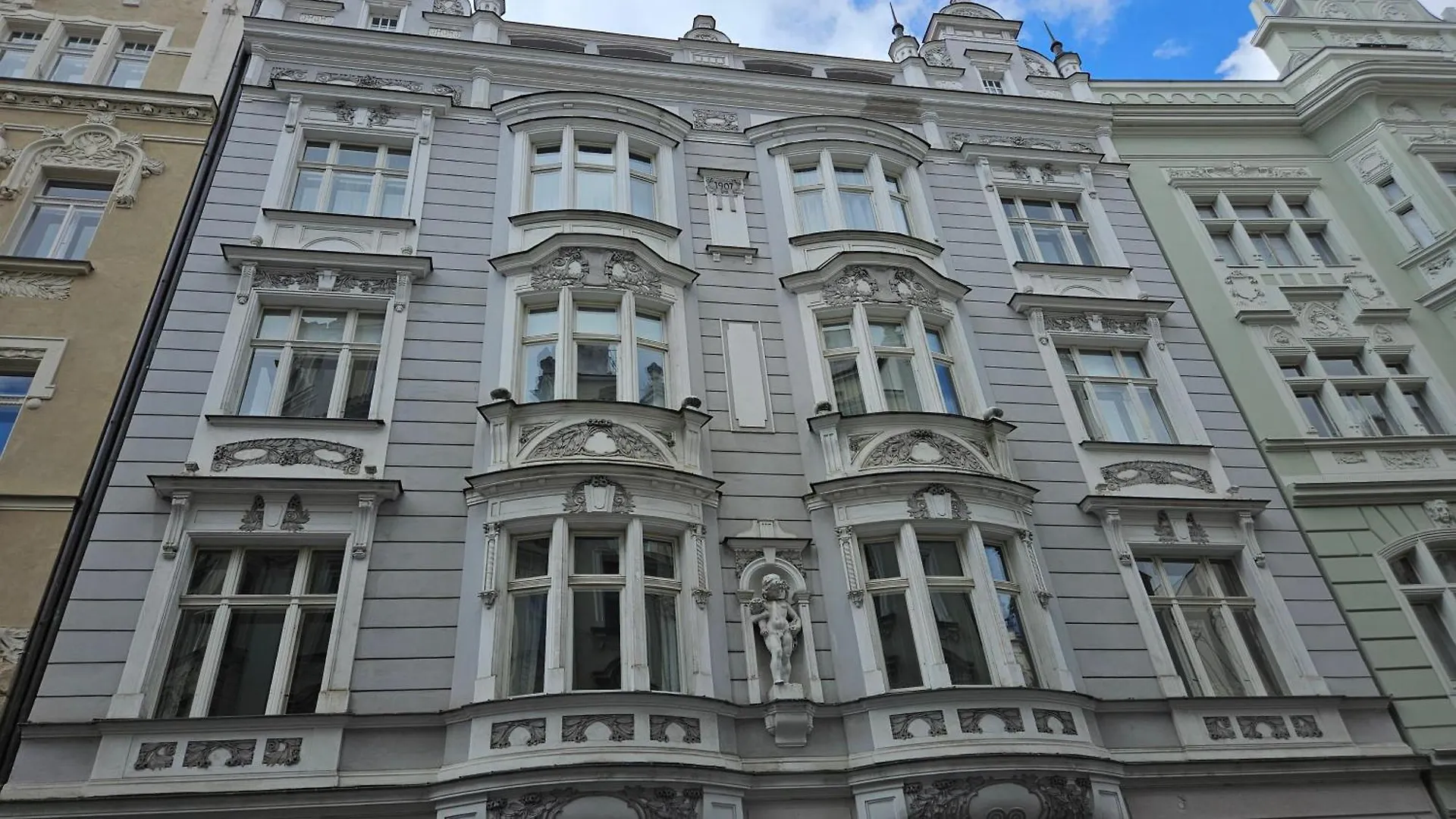 Decadent Art Deco Balcony Apartment In Old Town Praga