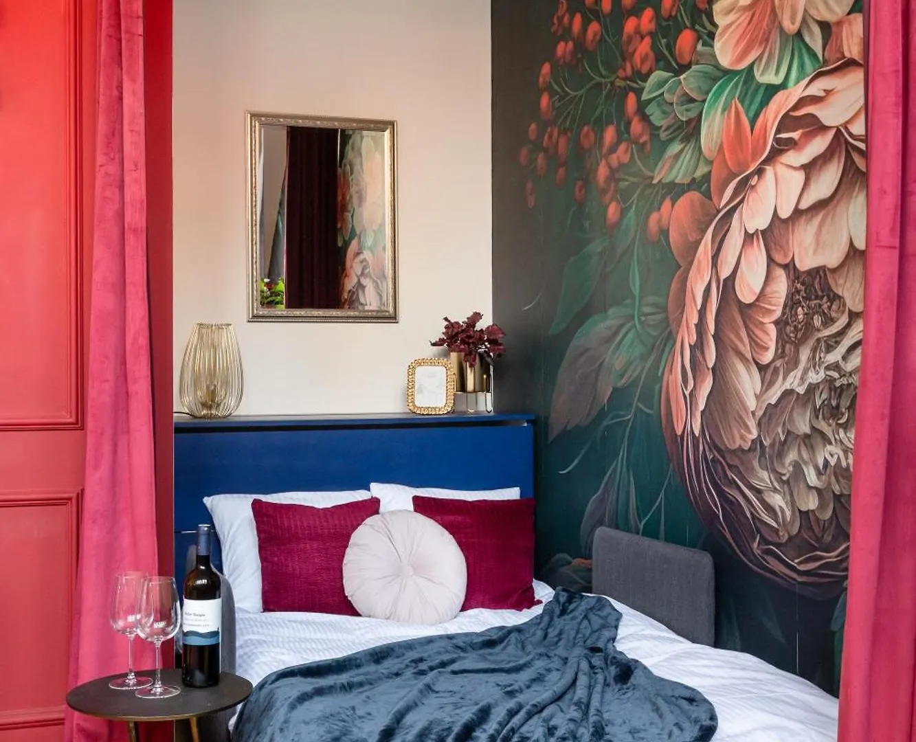 Decadent Art Deco Balcony Apartment In Old Town