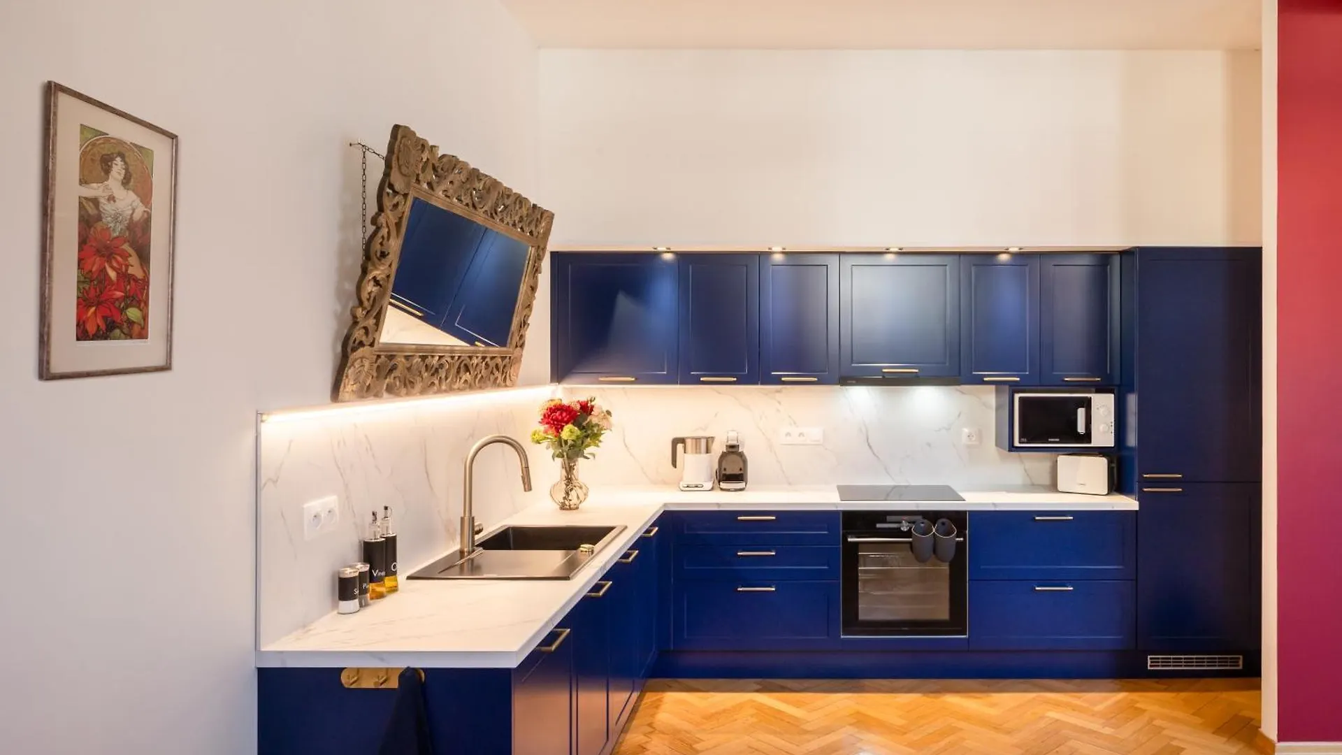 Decadent Art Deco Balcony Apartment In Old Town
